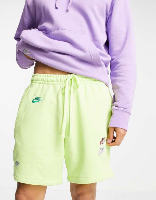 Nike – Essential – Fleece-Shorts mit mehreren Logos in Zitronengelb