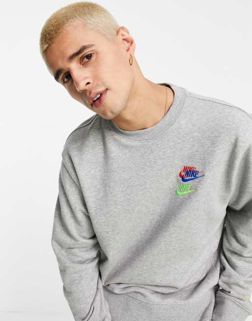 Nike – Essential – Fleece-Sweatshirt mit Rundhalsausschnitt und mehreren Logos in Grau, 3 von 4