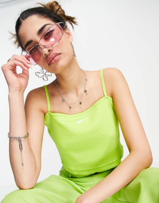 Nike – Essential – Geripptes Camisole in Atomgrün mit kurzem Schnitt und sehr kleinem Swoosh-Logo