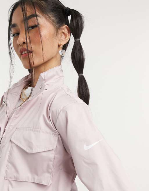 Nike – Essential – Gewebte Jacke in Hellrosa - PINK
