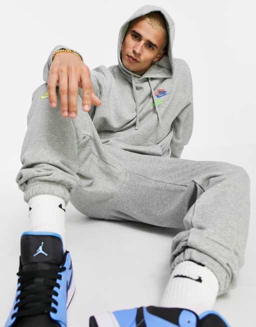 Nike – Essential – Grå huvtröja i fleece med flera logotyper
