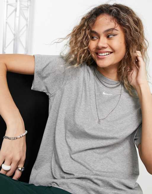 Nike – Essential – Gråmelerad t-shirt i boyfriend-modell med liten Swoosh-logga