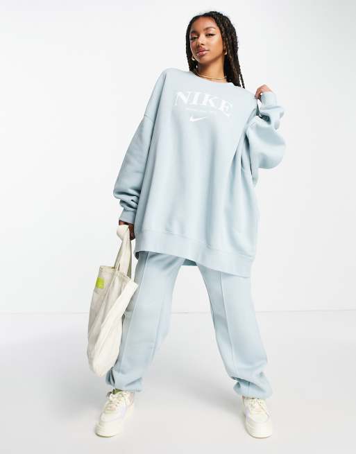 Nike – Essential – Havsblå sweatshirt med rund halsringning och retrologga av fleece, 4 av 4