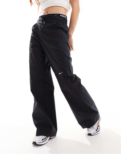 Nike Essential Hose aus schwarzem Webstoff mit Swoosh Logo und hohem Bund