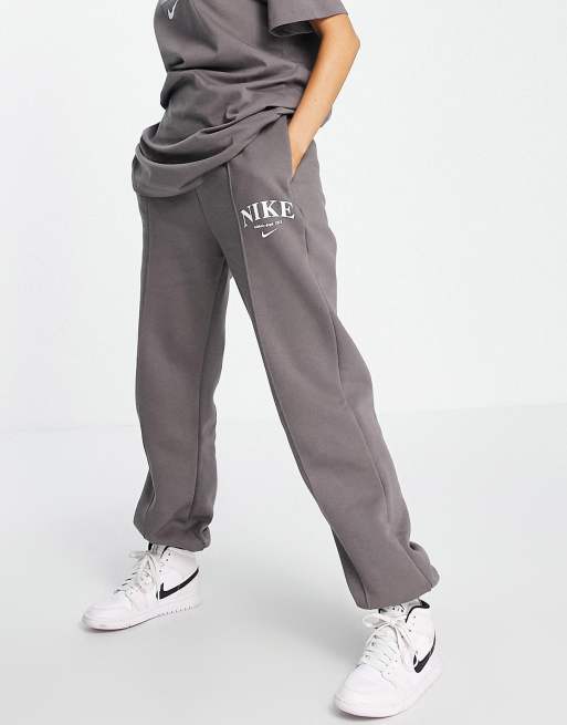 Nike - Essential - Joggers rétro grigio pietra in pile