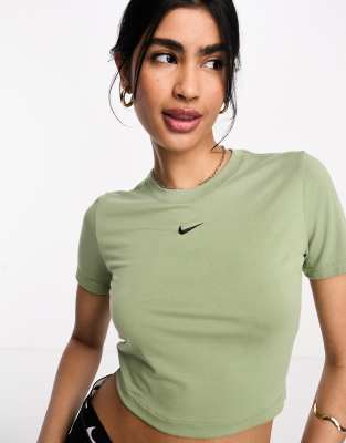 Nike - Essential - Kurzes T-Shirt in Ölgrün mit schmalem Schnitt und Swoosh-Logo