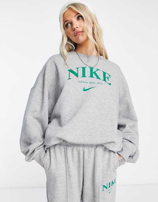 Nike – Essential – Mörkgrå sweatshirt av fleece i retrostil
