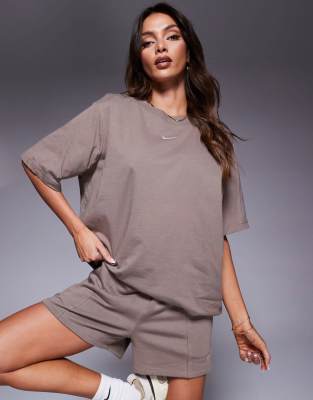 Nike - Essential - Oversize-T-Shirt in Braun