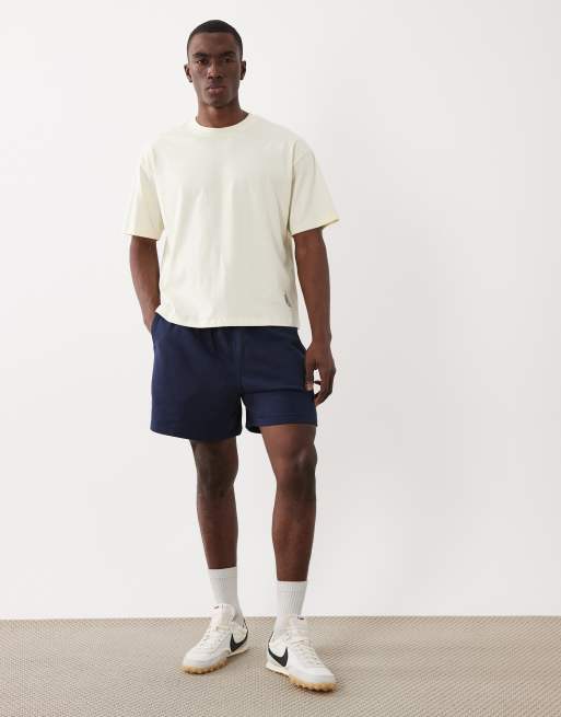 Nike Essential – Pudełkowy T-shirt oversize w kolorze złamanej bieli, 2 z 5