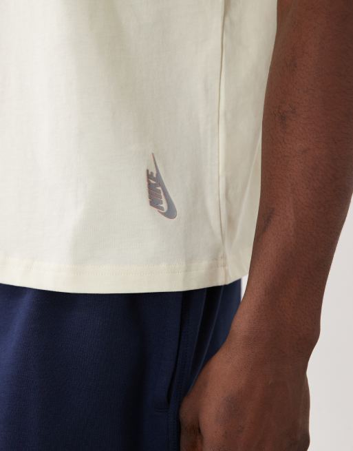 Nike Essential – Pudełkowy T-shirt oversize w kolorze złamanej bieli, 3 z 5
