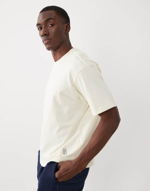 Nike Essential – Pudełkowy T-shirt oversize w kolorze złamanej bieli, 4 z 5