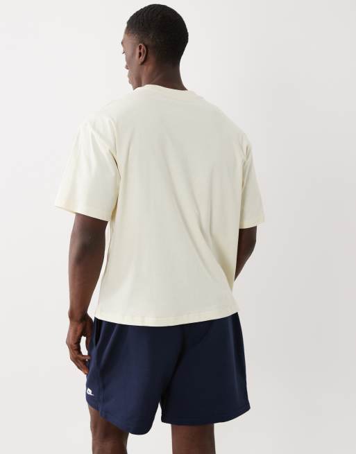 Nike Essential – Pudełkowy T-shirt oversize w kolorze złamanej bieli, 5 z 5