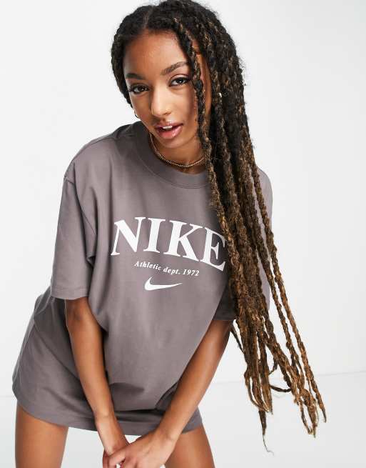Nike - Essential - Retro T-shirtjurk in 'cave' steengrijs