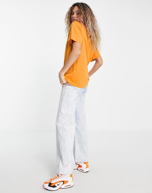 Nike - Essential - T-shirt boyfriend arancione con logo Nike piccolo, 2 di 4