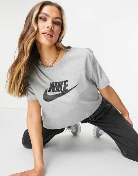 Nike - Essential - T-shirt corta in grigio - view 1