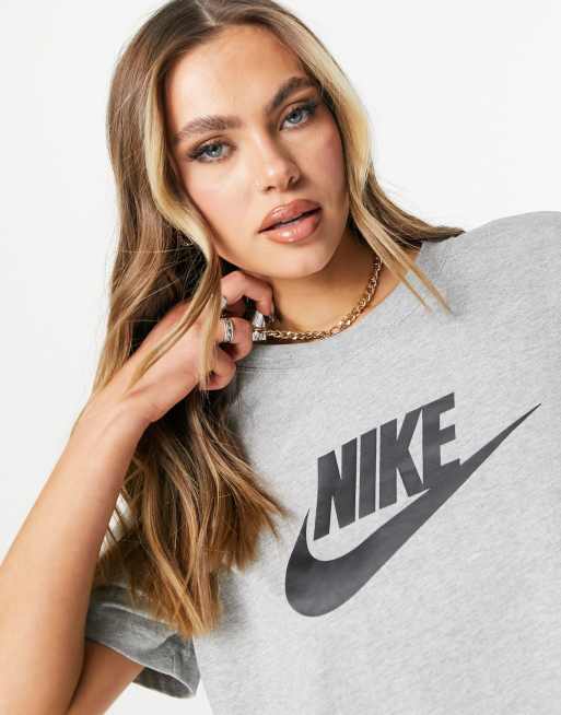 Nike - Essential - T-shirt corta in grigio, 3 di 4