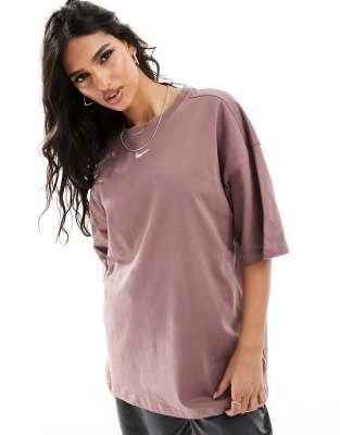 Nike - Essential - T-Shirt in Lila mit Swoosh-Logo