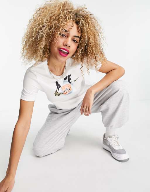 Nike – Essential – T-Shirt in Weiß in Standard-Passform mit Print