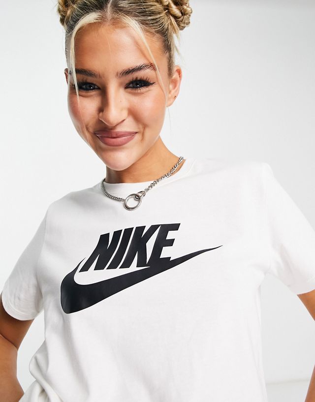Nike Essential T-shirt in white