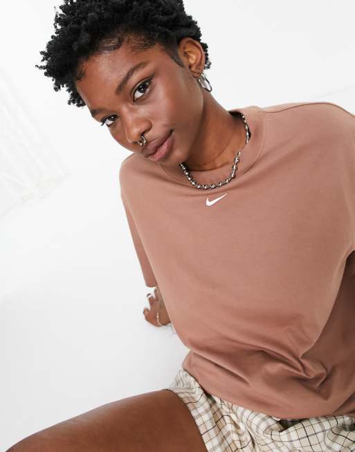 Nike - Essentials - Boyfriend T-shirt in aards bruin