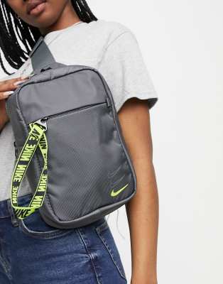 Nike - Essentials - Crossbody-taske i grå og neongul med lynlåsgreb på fronten ASOS