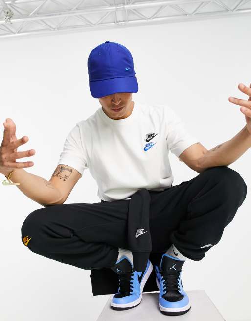 Nike - Essentials+ - Hvid T-shirt med flere logoer