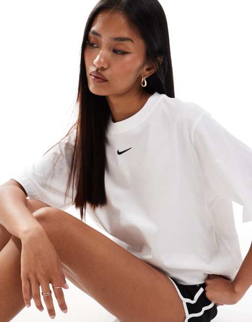 Nike Essentials oversized t-shirt in white, 3 of 4