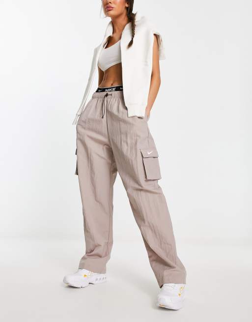 Pantaloni cheap nike essentials