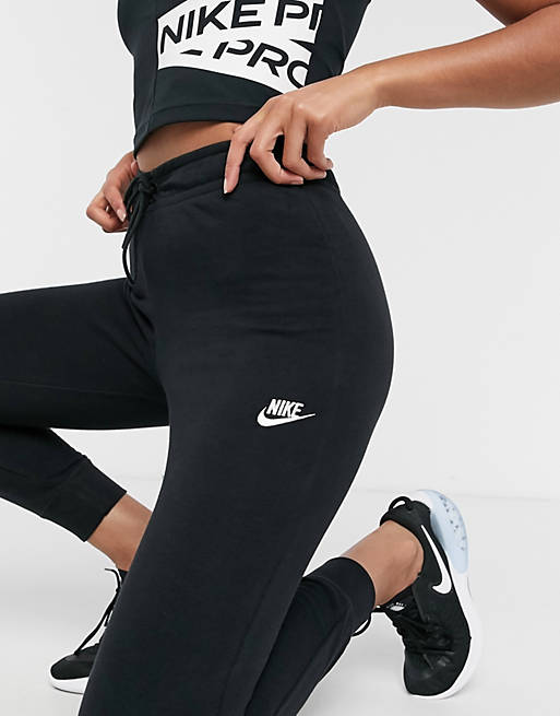 Nike – Essentials – Schmal geschnittene Jogginghose in Schwarz