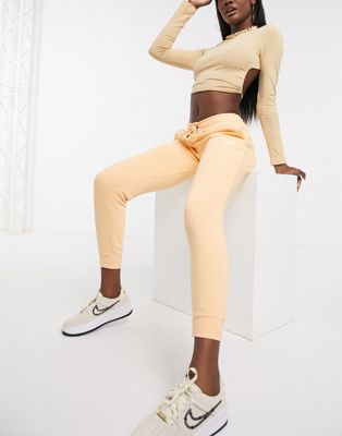 Nike – Essentials – Schmale Jogginghose in Orange