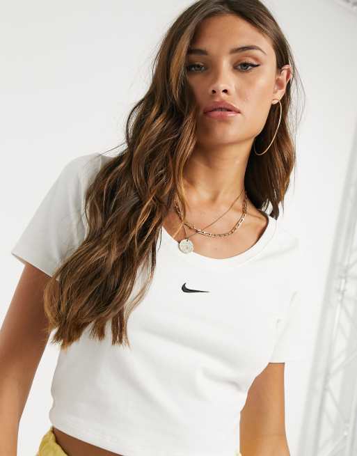 Nike essential 2025 crop top