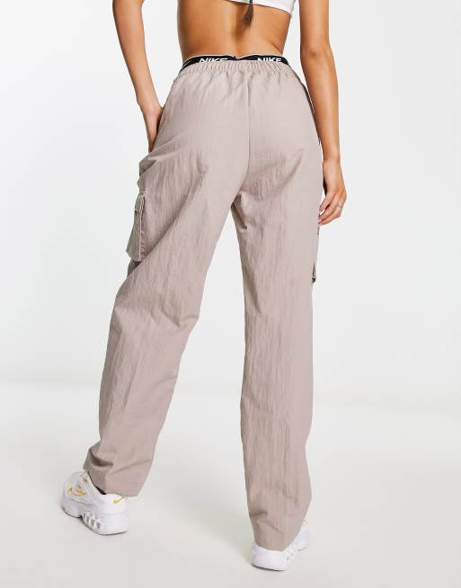 Nike Sportswear Essentials Women's Woven High-Rise Trousers. Nike UK