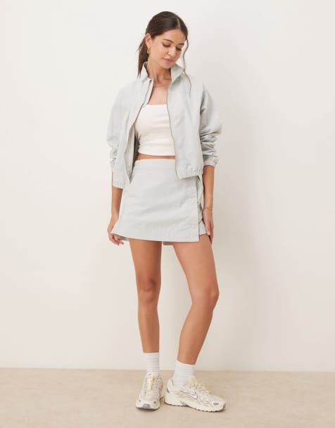 Nike Essentials woven skort in light grey