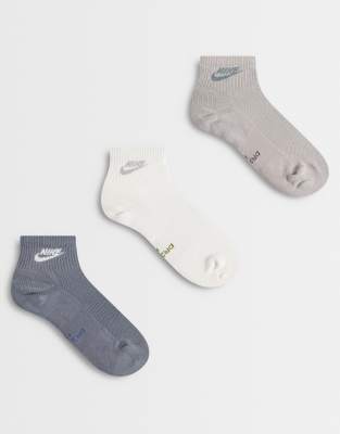 Nike 4