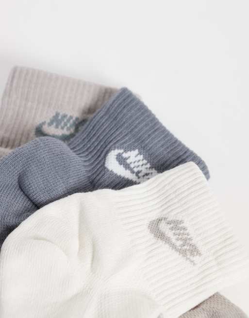Nike - Everyday - Brune ankelsokker i pakke med 3 par i forskellige farver, 2 af 3