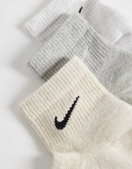 Nike - Everyday - Lyse ankelsokker i flere farver i pakke med 3 par, 2 af 3
