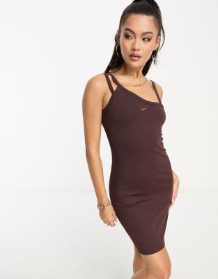 Nike - Everyday Modern - Asymmetrisch geschnittenes Kleid in Erdbraun-Brown