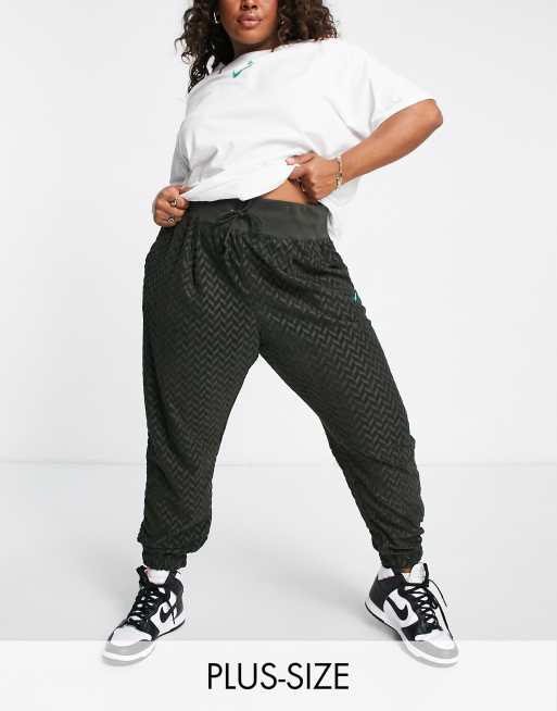 Nike Sportswear Everyday Modern Women's High-Waisted Joggers.