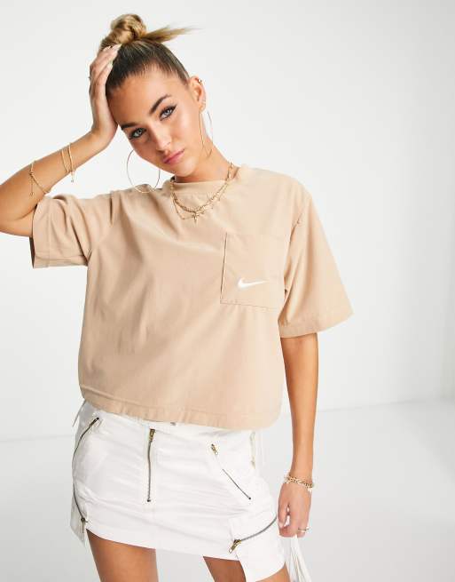 Nike – Everyday Modern – T-shirt o pudełkowym kroju i krótkim fasonie w kolorze konopnego brązu