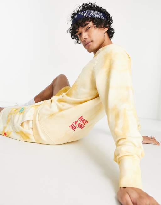 Nike - Felpa color oro slavato tie-dye con scritta 