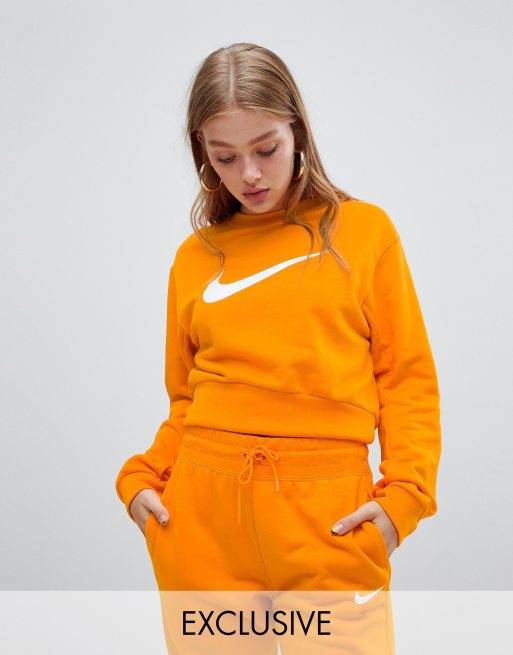 Nike - Tuta arancione joggers e felpa corta con logo Nike grande - In esclusiva per ASOS, 2 di 3