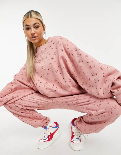 Nike - Felpa corta nera con stampa con logo ripetuto rosa rustico