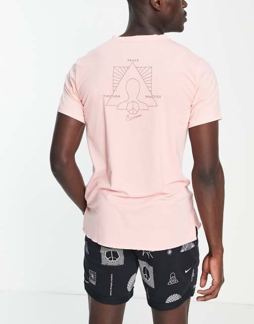 Nike - Festival - T-shirt de yoga à imprimé graphique dans le dos - Rose, 2 de 4