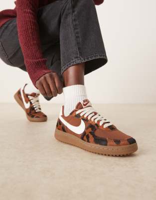 Nike - Field General - Sneaker in Braun mit Ponyfelloptik-Brown