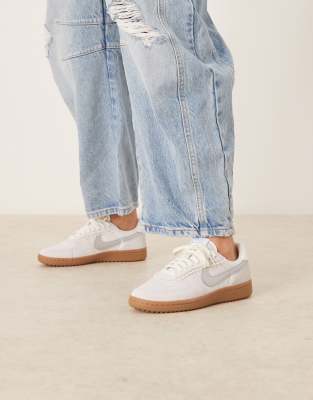 Nike - Field General - Sneaker in Grau und Silber mit Häkel-Design