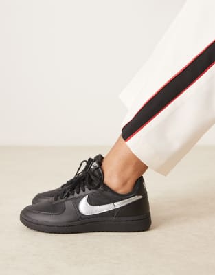 Nike - Field General - Sneaker in Schwarz und Silber