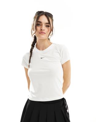 Nike - Figurbetontes, knapp geschnittenes T-Shirt in Weiß