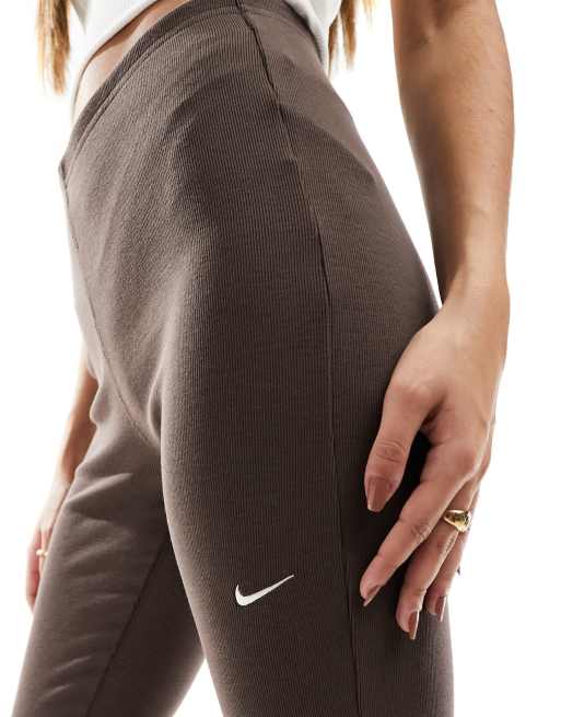 Nike - Flared legging met mini ribbels in barokbruin