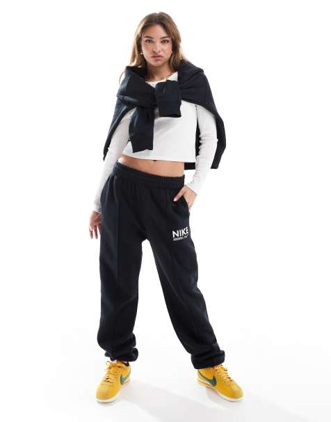 Nike - Fleece joggingbroek met swoosh in zwart - view 1