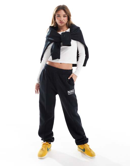 Nike - Fleece joggingbroek met swoosh in zwart 